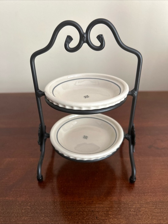 LONGABERGER Miniature Pie Stand with Grandma Bonnie Longaberger miniature pie server with grandma Bonnie pie plates.